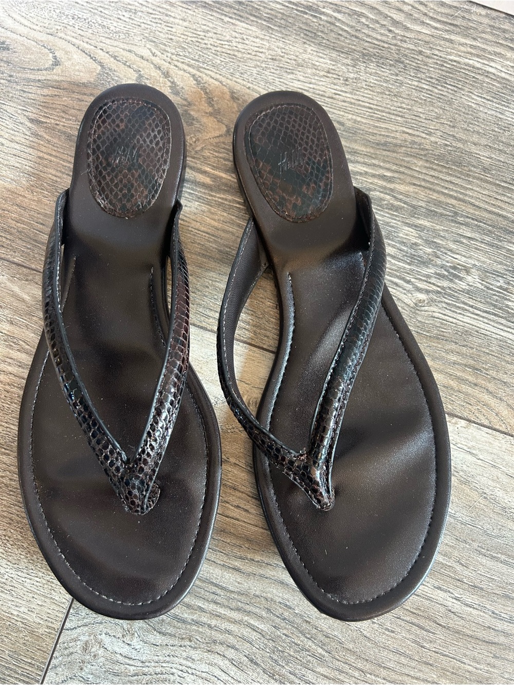 H&M Brown Snakeskin Thong Sandals Flats Women 38